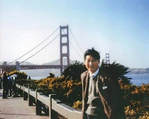 Добрый день, Империя. Извиняюсь за качество заглавного снимка, но он весьма показателен. Это Си Цзинпинь собственной персоной. Сан-Франциско, 1985 год.