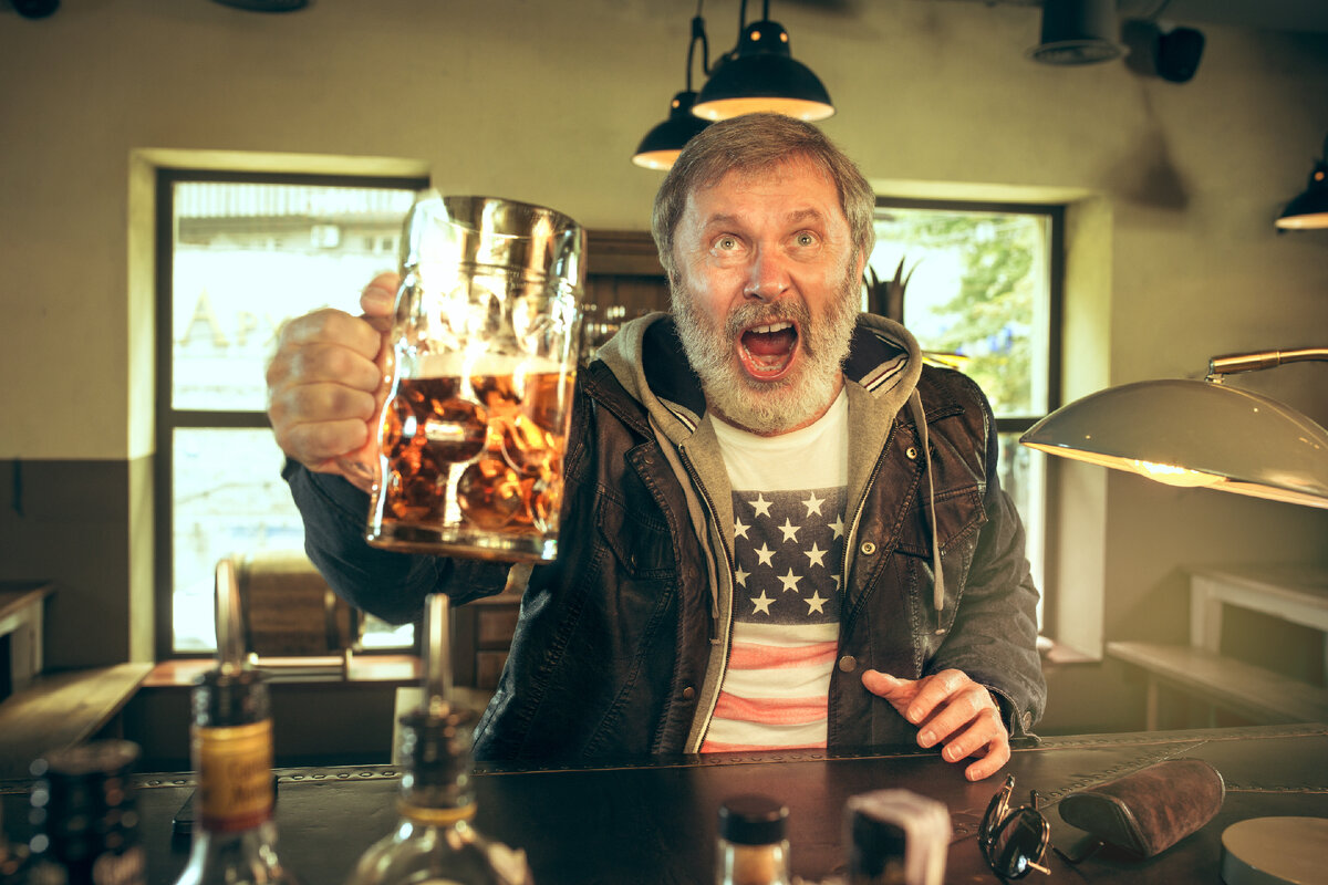 https://ru.freepik.com/free-photo/senior-bearded-man-drinking-alcohol-in-pub-and-watching-a-sport-program-on-tv_11649076.htm