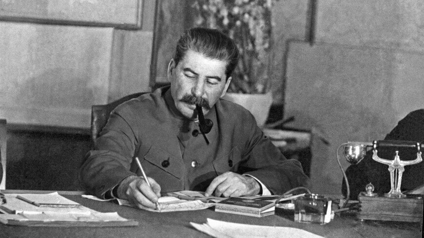 Иосиф Сталин – один из самых влиятельных людей XX века. За 30 лет во главе крупнейшего в мире государства он успел отдать много противоречивых приказов и обрести как союзников, так и противников.