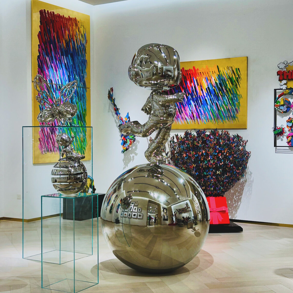 Металлическая скульптура Алека Монополи. Дубай. Eden Gallery