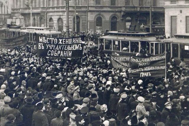 Революционный марш в Петрограде, 1917 год / Фото: rg.ru