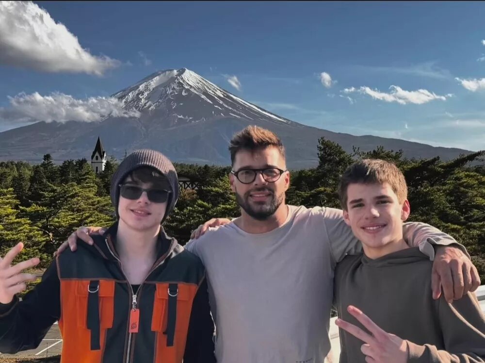 Рики Мартин с сыновьями📷
