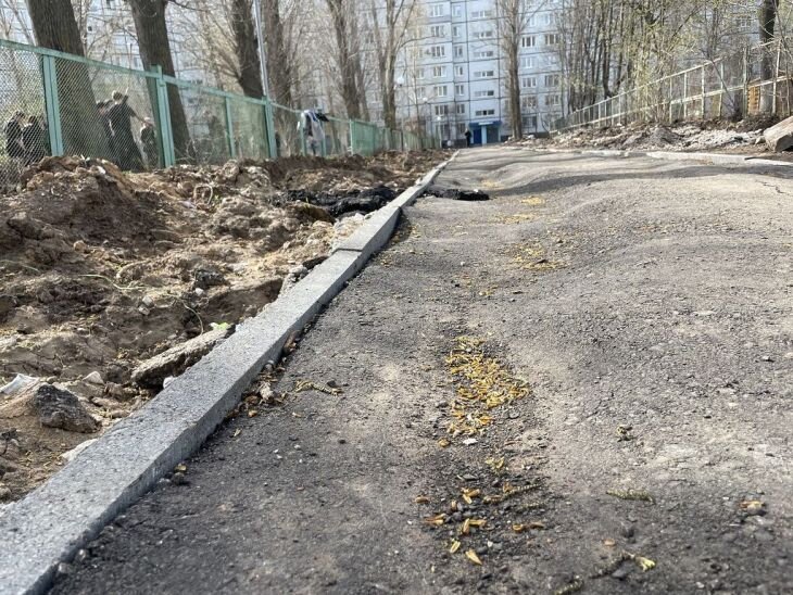 Состояние пешеходной дорожки между школой №47 и детским садом «Гвоздичка» после того, как сошел снег.