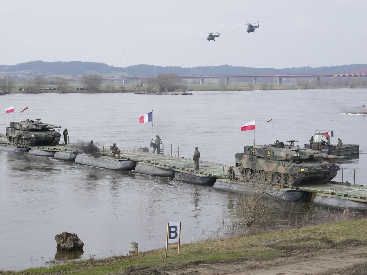    Военнослужащие Польши и НАТО во время учений Steadfast Defender 24 в Корженево© AP Photo / Czarek Sokolowski
