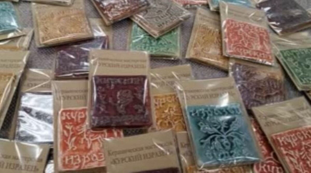    Воспитанники инклюзивного центра "Дышим вместе" представили свои работы на выставке "Курский изразец"