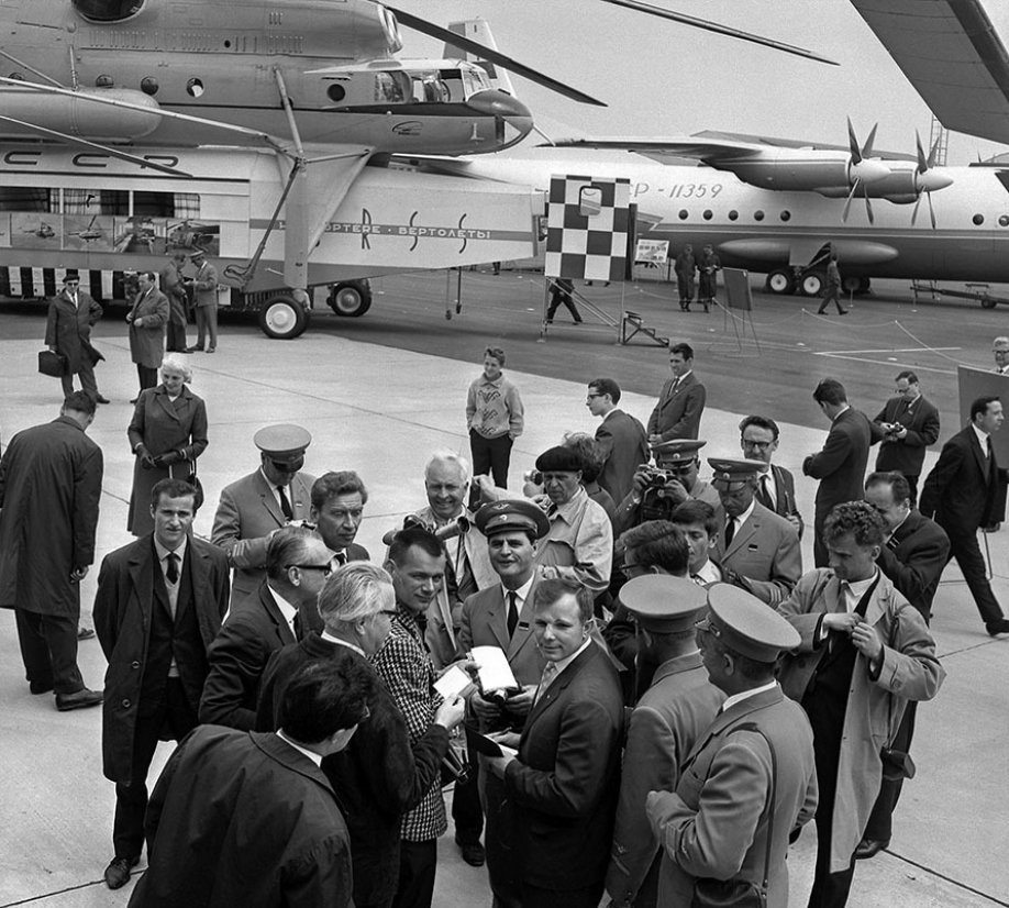 19 июня 1965. Авиасалон Ле Бурже 1965. Ю. Гагарин, Ле Бурже 1965. Авиасалон в Ле Бурже 1965 года. 30 Авиасалон Ле Бурже Советская делегация.