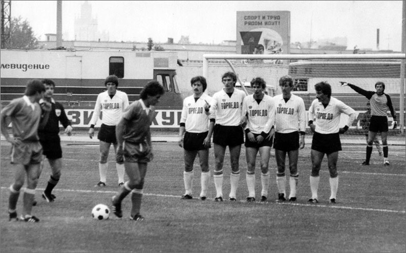 «Торпедо» - «Черноморец» (Одесса) – 0:0. Слева направо торпедовцы Василий Жупиков, Александр Полукаров, Владимир Кобзев, Александр Дозморов, Леонид Буряк, Александр Гостенин и вратарь Валерий Сарычев (вдали).