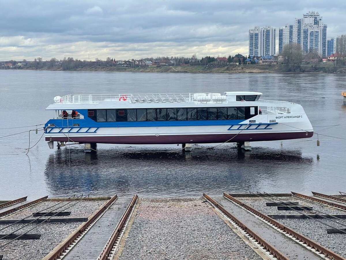 На предприятии ОСК спустили на воду пассажирский катамаран проекта "Котлин"