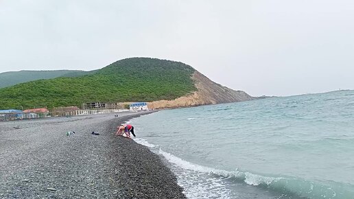 Море. Пляж Сукко готовится к приему гостей. Слегка штормит.