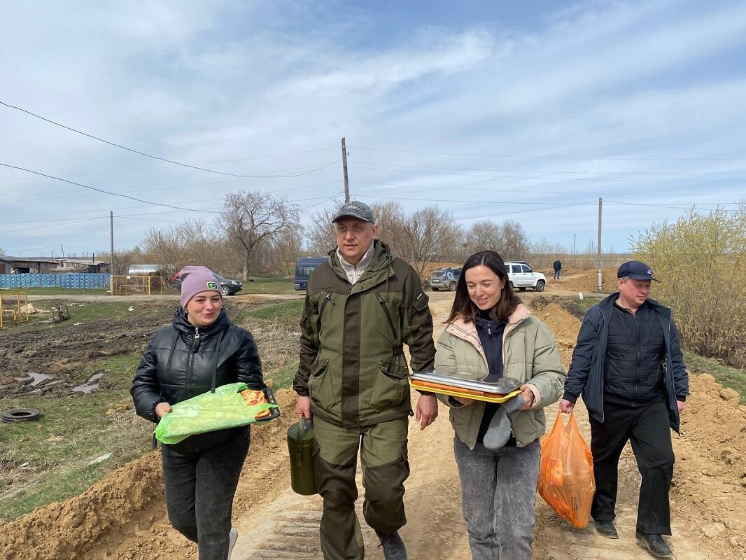 Люди объединились для борьбы с паводком.  Фото: ФедералПресс / Наталья Шалыгина