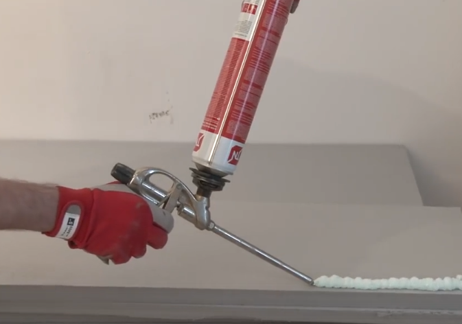 Нанесение клея-пены на плиту XPS