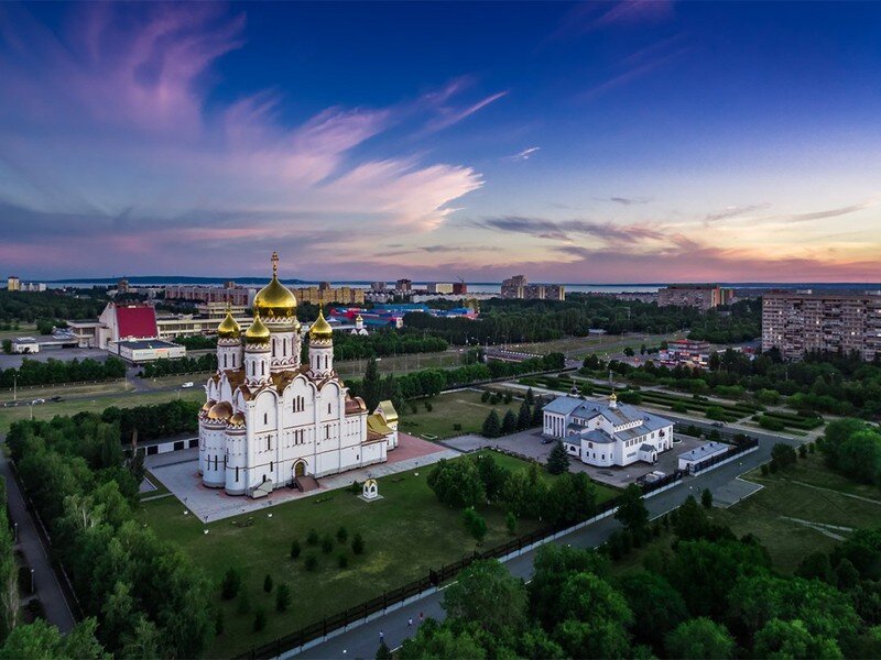 
Квартирант испортил имущество в Вашей арендной квартире. Как правильно определить размер нанесённого ущерба? Часто собственники производят вычеты из страхового депозита в таком размере, что жилец вначале впадает в ступор, а затем начинается конфликт.

Безусловно, если имущество тем или иным образом было испорчено жильцом, то убытки должны быть покрыты в размере 100%. Но как рассчитать эти 100%? Кто-то из собственников полагает, что ремонт должен быть полностью покрыт арендатором. Но только вся проблема в том, что на просторах интернета много чрезвычайно «надёжных» компаний, которые оставят без штанов кого угодно, и при этом поломка устранена так и не будет.
Кто-то из собственников требует покупки новой вещи. Но разве можно сравнить, например, старый холодильник с новым? Мне кажется, что нет.
По моему мнению, размер ущерба зависит от того, какое имущество было испорчено. И в каждом случае нужен индивидуальный подход. Давайте разберём три примера.

1. Квартирант сломал холодильник, который отработал около 8 лет.

Напомню, что кроме мелких поломок (поломалась ручка, отошёл уплотнитель и т.д.), я считаю, что холодильники ремонту не подлежат.
Ремонтировать холодильники обычно очень дорого. Я много раз был свидетелем ситуации, когда, добавив 3—4 тысячи рублей, можно было купить новый. Деньги на ремонт тратились, а холодильник быстро выходил из строя опять. Если собственника квартиры «разводят», то должен ли квартирант покрывать данные расходы? По моему мнению, не должен.
Хорошо, возможно, жилец должен приобрести новый холодильник? Позвольте, испортили старую вещь, а покупать должен новую? Мне кажется, что это неправильно.
Возможно, имеет смысл приобрести старый холодильник за счёт жильца? А зачем собственнику нужен холодильник, надёжность (гигиеничность) которого вызывает большие вопросы? Стоит напомнить, что скупой обычно платит дважды, а то и трижды.
По моему мнению, квартирант должен возместить собственнику остаточную стоимость имущества. Как её определить? Средний срок службы холодильника составляет порядка 10 лет (эта информация приведена в инструкции по эксплуатации). В нашем примере из-за квартиранта холодильник отработал на два года меньше. Таким образом, квартирант должен оплатить 20% от стоимости нового.
Да, некоторые собственники такую логику не понимают. Но позвольте спросить, а разве холодильники не требуют периодической замены? Вспомните, сколько раз в жизни вы меняли свой личный.

2. Квартирант разбил окно.

Каков срок службы окна? Ну, если его не разбивать, то оно может простоять до момента сноса дома. Конечно, требовать от квартиранта установки нового окна является чрезмерным, но точно, что ремонт должен полностью быть оплачен жильцом. Правда, стоит отметить, что стоимость ремонта должна быть рыночной. Конечно если ваше окно, далеко не самое «обычное» то вы вправе требовать замену именно на такое же окно, а то многие арендаторы любят говорить, какая разница - окно и окно, похоже вроде на ваше?! Нет - какую вещь сломали, будьте добры такую же и вернуть обратно. 

3. Квартирант разбил электрический чайник, которому было больше года.

Каков срок службы чайника? Обычно порядка одного года. Имеет ли право собственник требовать возмещение стоимости вещи, срок эксплуатации которой истёк? Ну, не разбил бы жилец чайник, но всё равно бы он сам вышел из строя через месяц-другой. Да и для последующей сдачи наличие старого чайника в квартире является недостатком.
Поэтому, по моему мнению, квартирант не должен возмещать стоимость испорченной мелкой бытовой утвари, срок эксплуатации которой истёк. Но тут встаёт другой важный вопрос: а зачем собственник всю эту мелочёвку покупал? Бесспорно, есть набор расходников, который необходим для сдачи. Но если вы покупаете чайник (другую мелкую бытовую утварь), то, значит, вы решаете расширить перечень расходников. Я бы наоборот рекомендовал перечень расходников сокращать.
Вот здесь мне бы хотелось вернуться к теме страхового депозита. Как показывает мой опыт, если квартирант не вносит Вам страховой депозит, то вероятность полюбовной компенсации за нанесённый ущерб крайне не велик. Но так же, стоит не забывать о том, что самовольные нелимитированные вычеты из страхового депозита часто являются катализатором конфликтных ситуаций. А кому из нас нужны конфликты в арендном бизнесе? 

Дорогие читатели, а как вы производите расчёт размера ущерба при порче имущества квартирантом?