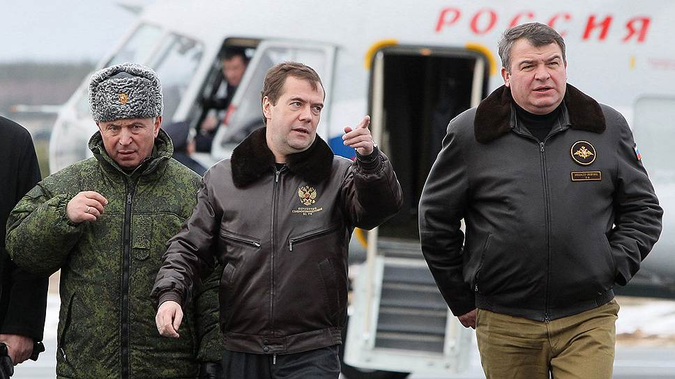 Дмитрий Медведев и Анатолий Сердюков. Источник изображения: сайт kommersant.ru