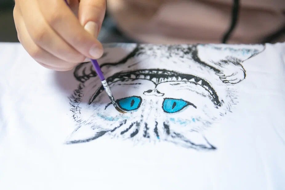 Это не просто кот, а расписывание футболки!