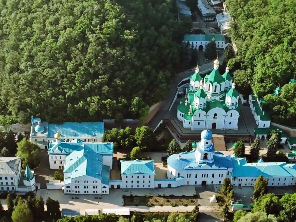    Свято-Успенская Святогорская лавра. Скриншот видео© РИА Новости / Пресс-служба Минобороны РФ