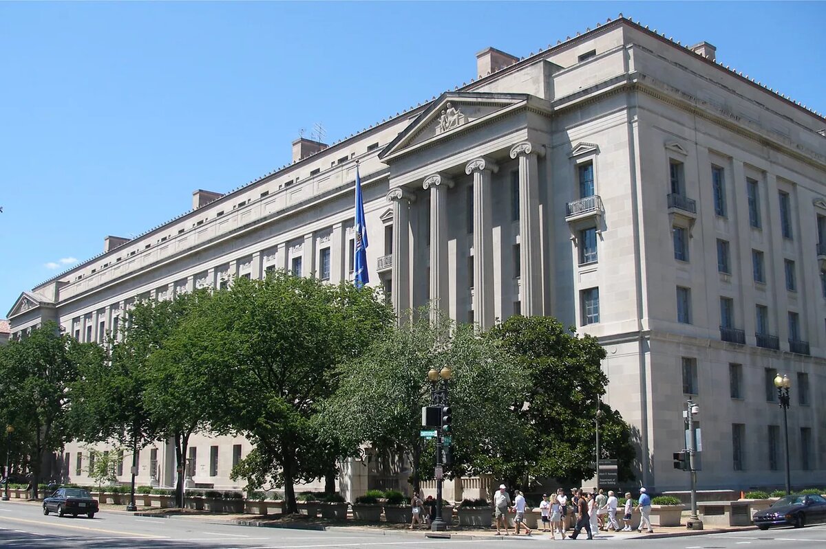 CC BY-SA 3.0 / Unknown / U.S. Department of Justice headquarters, August 12, 2006