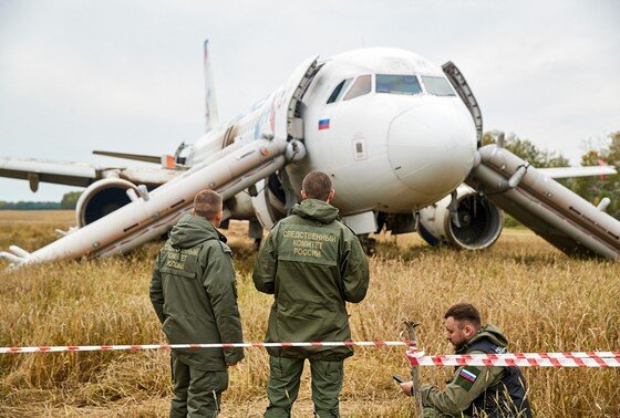    Самолет «Уральских авиалиний», совершивший экстренную посадку на грунт