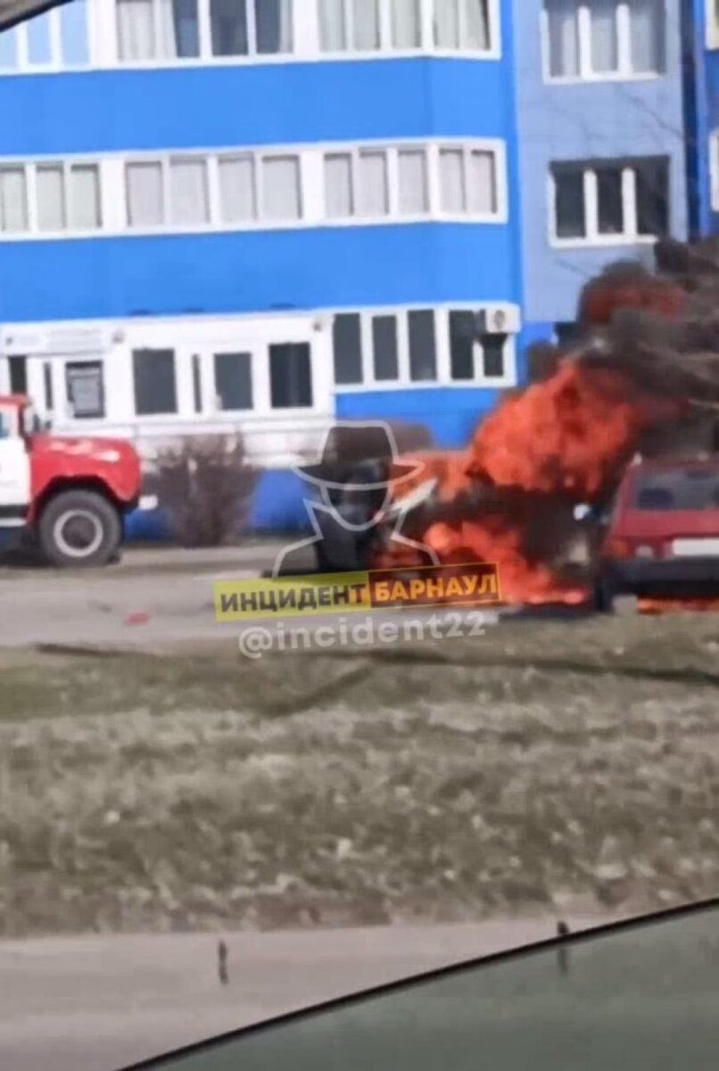 В Барнауле огонь охватил припаркованный микроавтобус. Фото | ТОЛК | Дзен