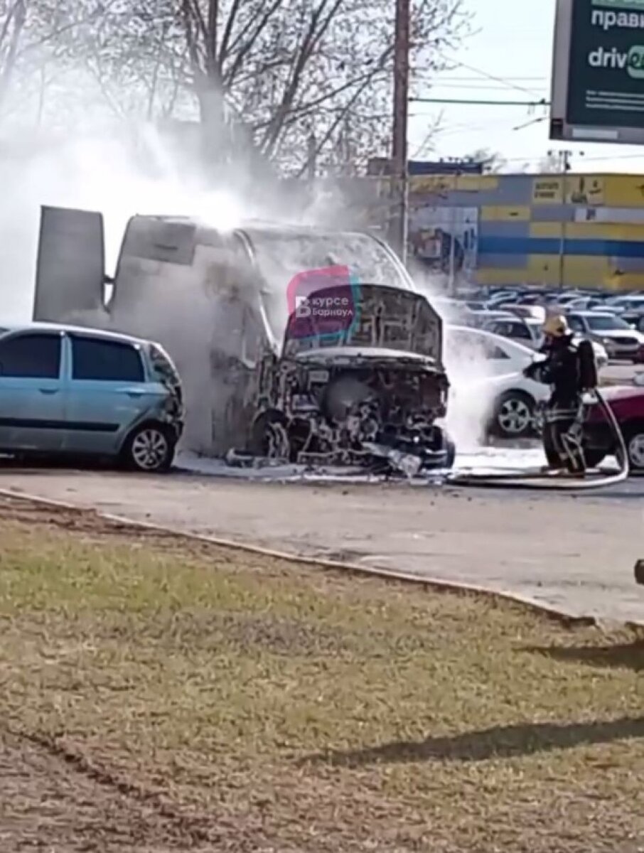 В Барнауле огонь охватил припаркованный микроавтобус. Фото | ТОЛК | Дзен