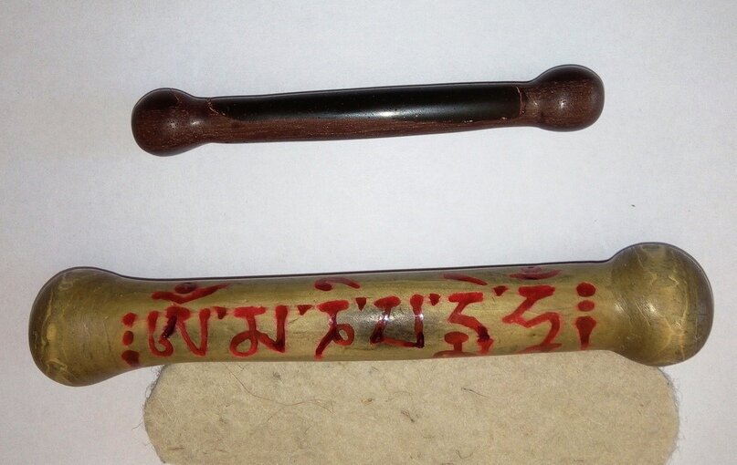 КАРЛ. Надпись на тибетском «Ом Мани Падме Хум». Рядом КЛАРА с автотрансформатором.