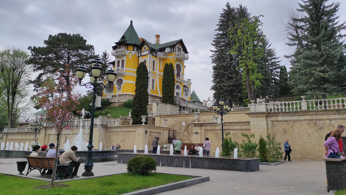 Проспект Ленина в Кисловодске в апреле. Фото: Кирилл Полиенко/Polienko: путешествуем вдвоём