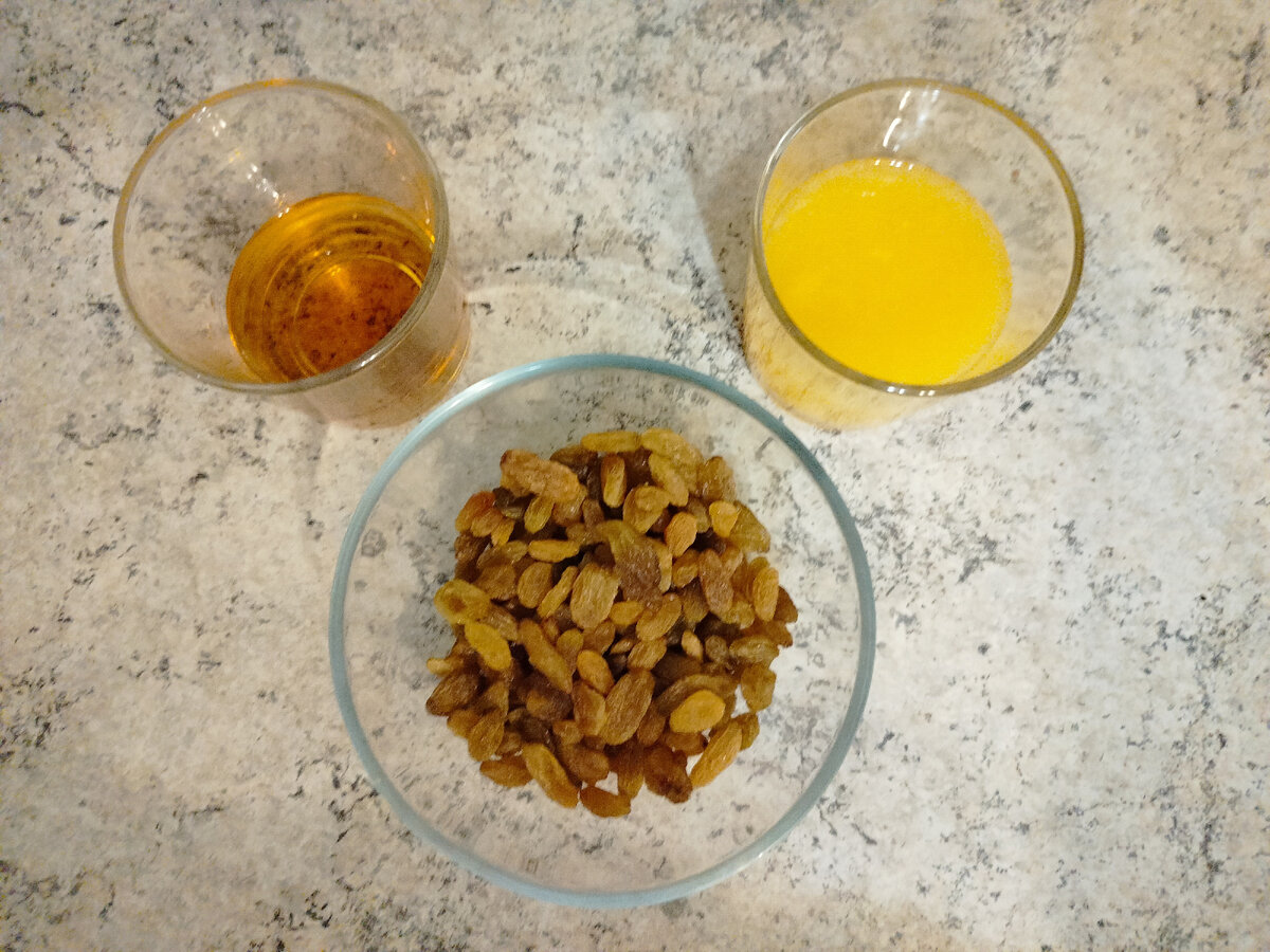 Изюм залить коньяком и апельсиновым соком