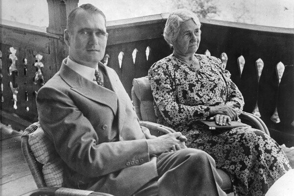    Рудольф Гесс и его мать Клара Гесс, 1938 год / Getty Images