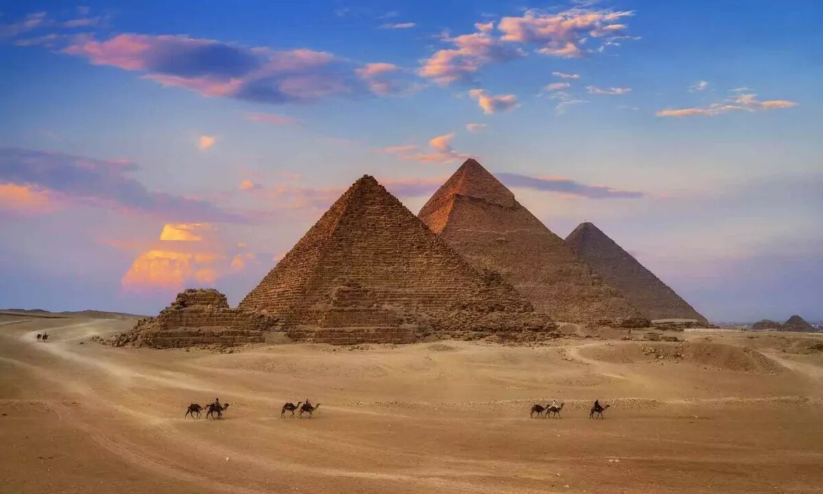 Одна из удивительных особенностей Великих Пирамид в Гизе — это их строительная точность. Великая Пирамида Хеопса выровнена с минимальным отклонением и почти идеально ориентирована по сторонам света, что удивительно для строений, возведенных без современных технологий