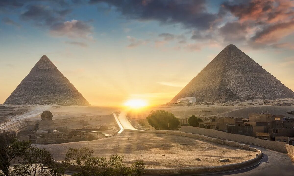 Одна из удивительных особенностей Великих Пирамид в Гизе — это их строительная точность. Великая Пирамида Хеопса выровнена с минимальным отклонением и почти идеально ориентирована по сторонам света, что удивительно для строений, возведенных без современных технологий