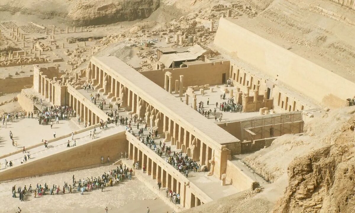 Гробница Тутанхамона в Долине Царей была найдена археологом Говардом Картером в 1922 году практически нетронутой, что редко для древнеегипетских гробниц