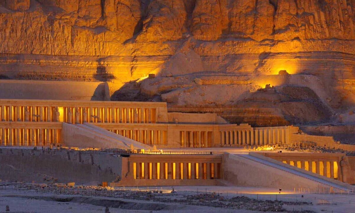 Гробница Тутанхамона в Долине Царей была найдена археологом Говардом Картером в 1922 году практически нетронутой, что редко для древнеегипетских гробниц