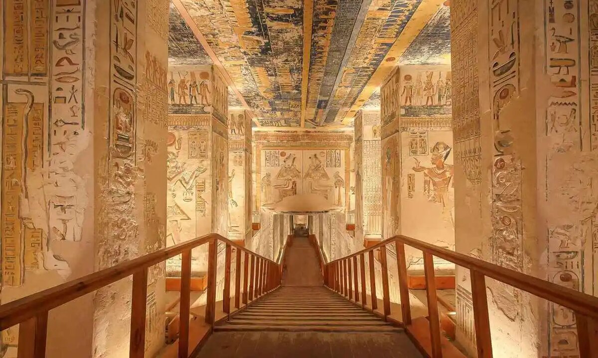 Гробница Тутанхамона в Долине Царей была найдена археологом Говардом Картером в 1922 году практически нетронутой, что редко для древнеегипетских гробниц