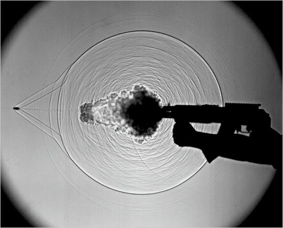 Картина распределения волн в воздухе в результате выстрела из АК-образного оружия. Источник https://ru.pinterest.com/pin/901986631601989726/ .