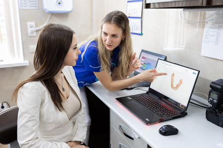 Если собственной костной ткани пациента недостаточно, имплантат в ней просто не удержится, поэтому необходимо увеличить ее объем при помощи костной пластики