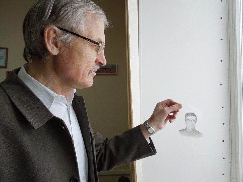    Эксперт-криминалист Владимир Сухаревский с составленным им "субъективным портретом" пришельца. Лариса МАКСИМЕНКО