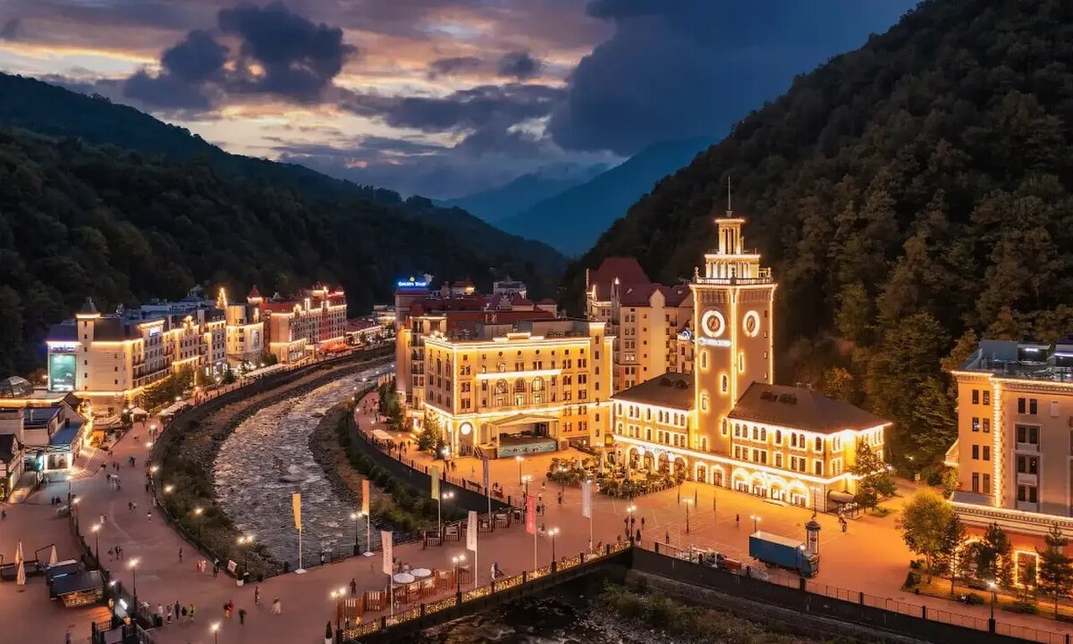 Красная Поляна в Сочи известна как место, где можно заниматься зимними видами спорта зимой и наслаждаться тропическим климатом летом, делая её привлекательной для туристов круглый год