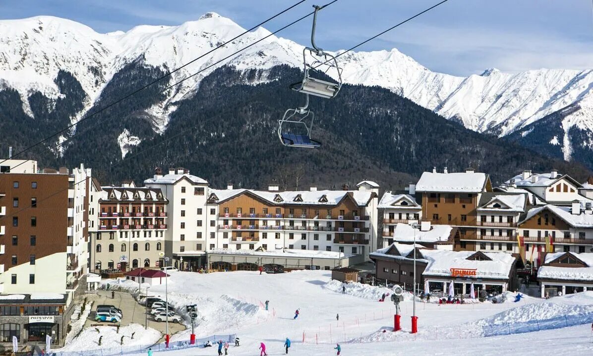 Красная Поляна в Сочи известна как место, где можно заниматься зимними видами спорта зимой и наслаждаться тропическим климатом летом, делая её привлекательной для туристов круглый год