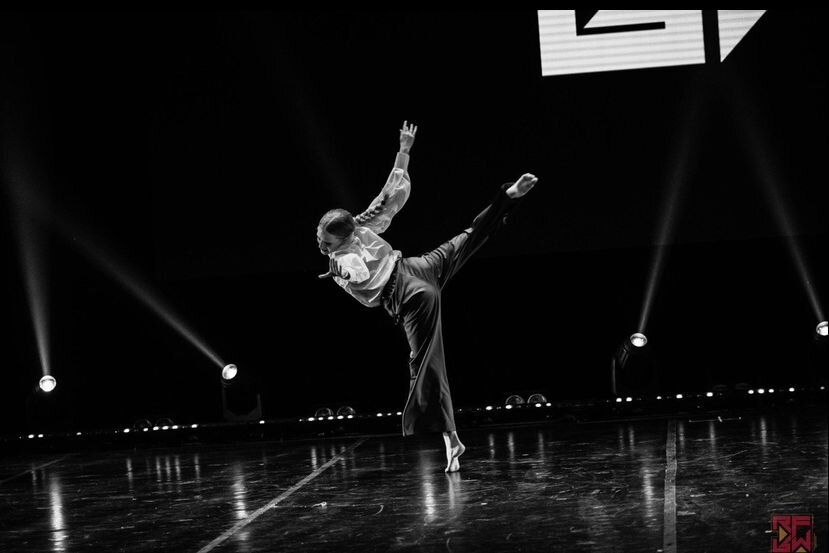 1️⃣Физическое развитие: танцы помогают развивать координацию, гибкость, силу и выносливость. 
2️⃣Улучшение психологического состояния: танцы могут помочь детям улучшить настроение, снизить уровень стресса и тревожности.

3️⃣Социальная адаптация: танцы могут помочь детям учиться работать в группе, улучшить коммуникативные навыки и развить чувство сопереживания.