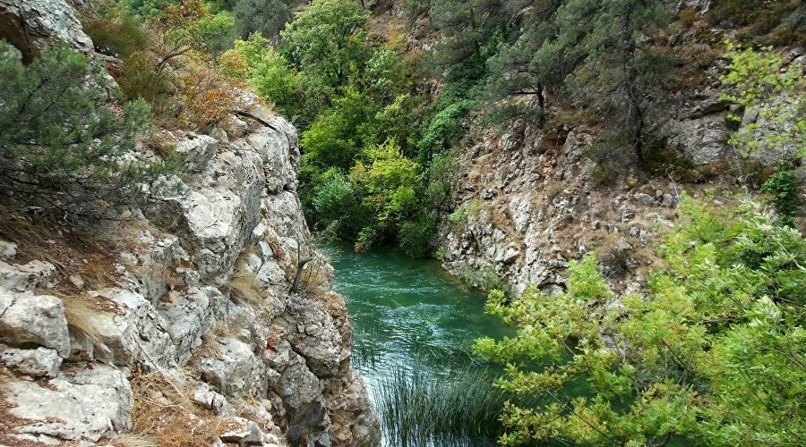   Чернореченский или Малый каньон начинается у скалы Кизил-Кая на границе Байдарской долины и заканчивается у села Черноречье.