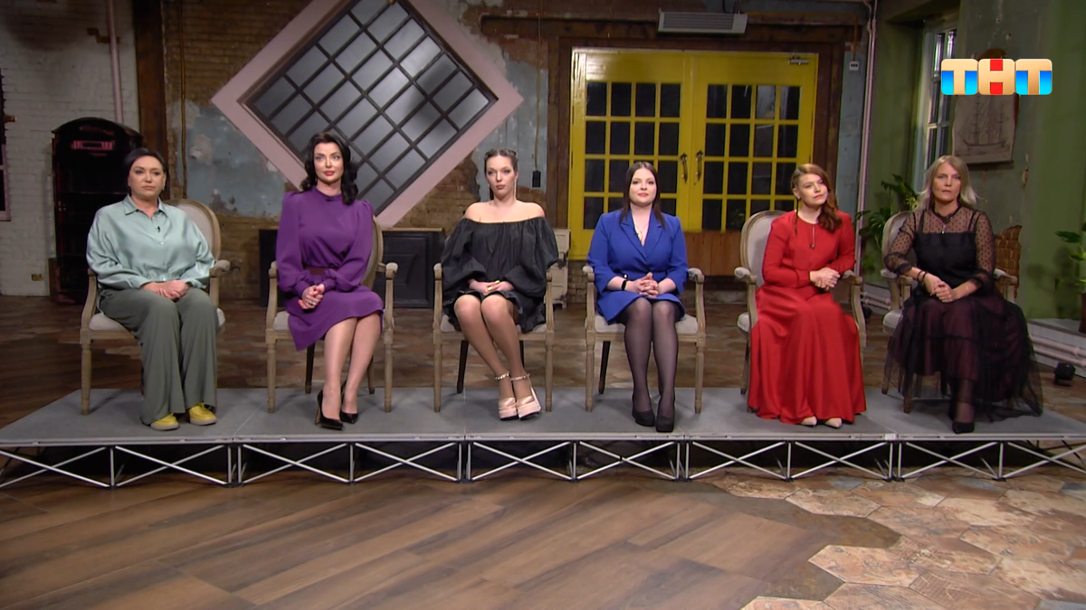 Крайняя девушка справа - жертва маньяка