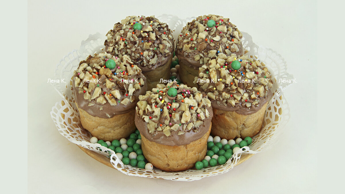 куличики на йогурте с шоколадной глазурью и орешками, приготовление и фото Лены К.