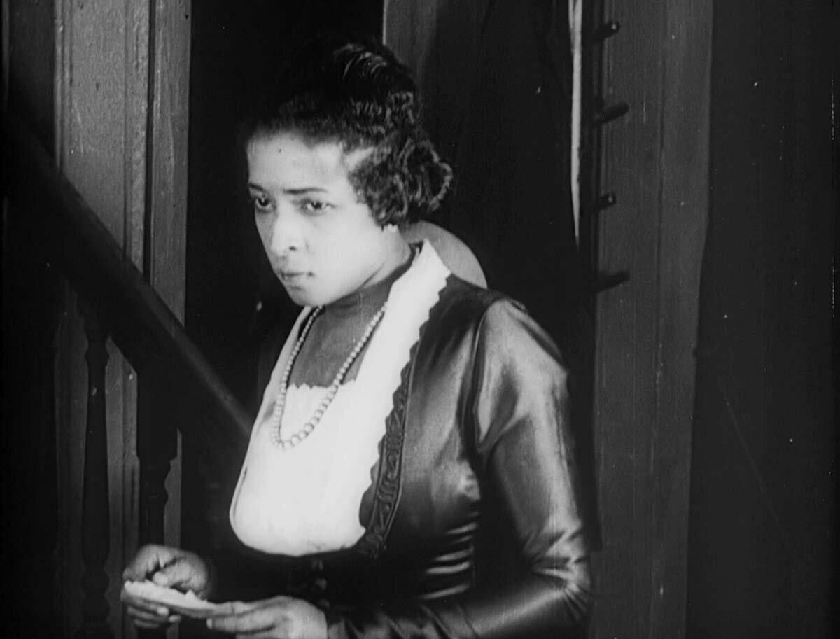 Кадр из фильма "В нашем дворе" (1920)