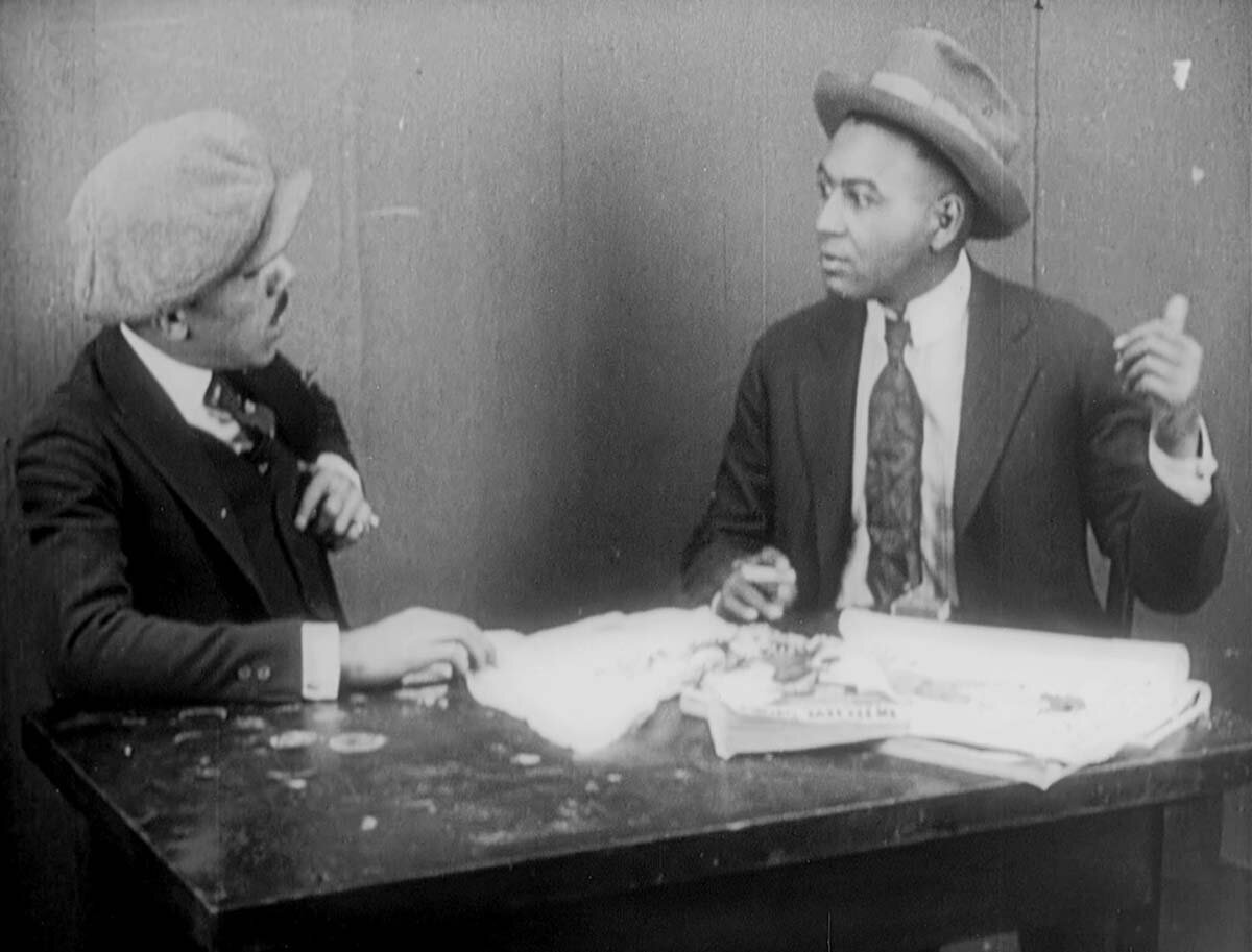 Кадр из фильма "В нашем дворе" (1920)