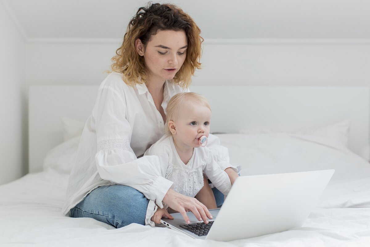 Простая работа в интернете подойдет многим, даже мамам в декрете. Изображение с сайта freepik.com