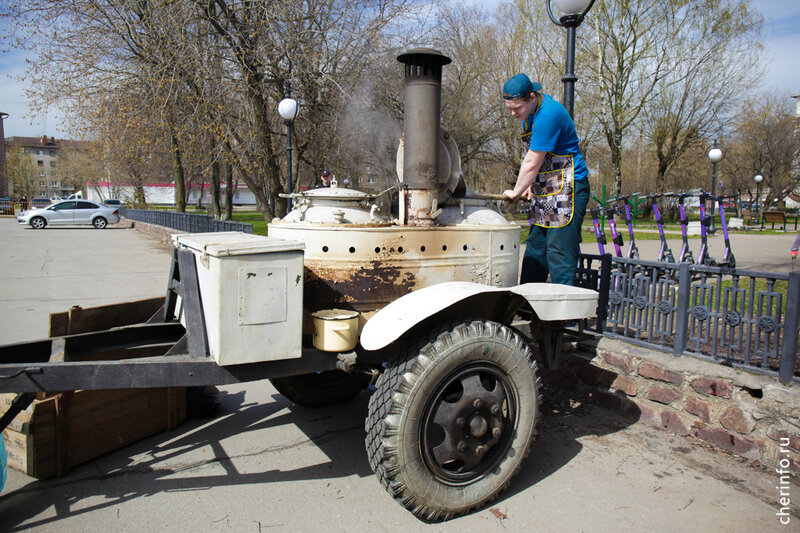    Уличный праздник устроили на площади Строителей. Между сквером и ДК поставили два шатра, пожарную технику, полевую кухню.