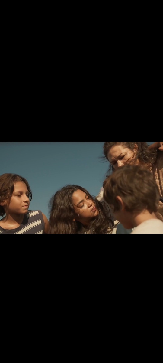 Лурдес отправляется в роддом, прощается с детьми. 