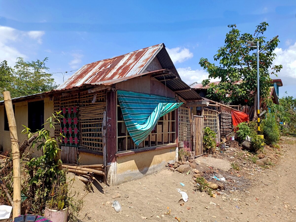 Без постоянного ухода дом быстро ветшает и выглядит как заброшенный