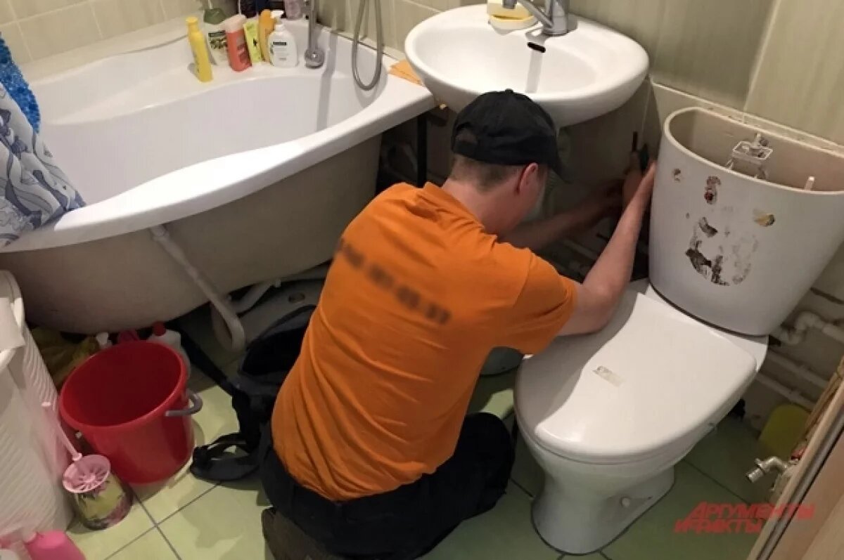    Томичка влюбилась в сантехника-альфонса, который жил за ее счет