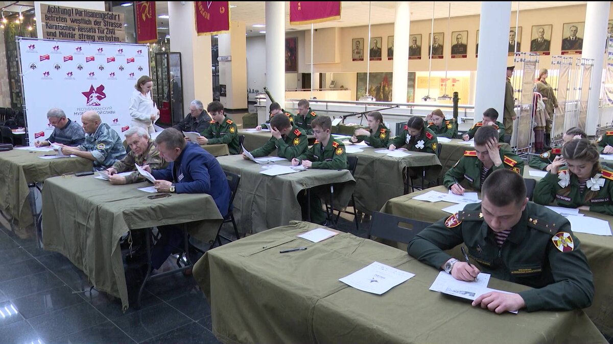    Кадеты, военнослужащие и ветераны Росгвардии написали «Диктант Победы» в Уфе