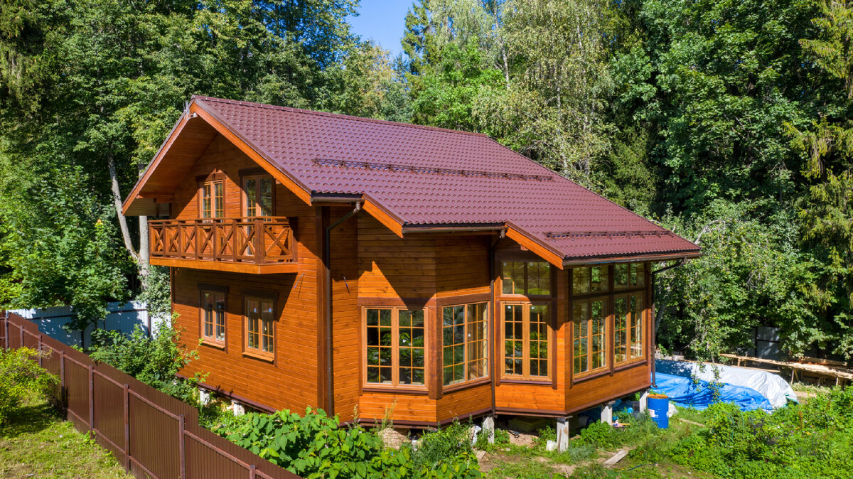 А это лето 2023 года. Тот же дом готов! В 2024 мы приезжали проверять, как садится дом. Смотрите ролик на нашем канале.